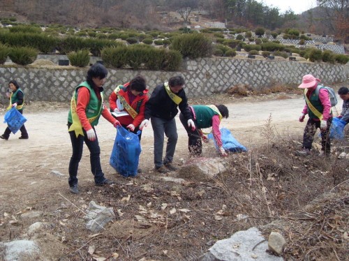 소흘읍 부녀회 천보산 환경정화활동에 발벗고 나서...