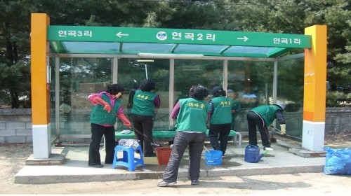 이동면 부녀회 봄맞이 버스승강장 대청소 실시