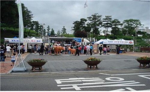 포천 3.8선 하프마라톤대회 및 오뚜기 축제 장에서 축산물 소비촉진을 위한 시식 및 할인판매 행사실시
