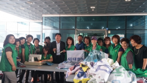 가산면 남녀 새마을지도자협의회, ‘포도농가 지원 현수막 앞치마’ 제작 
