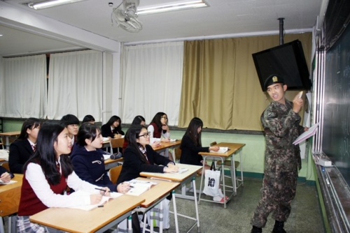“군인 선생님! 국회의원 감사장 받았다.”