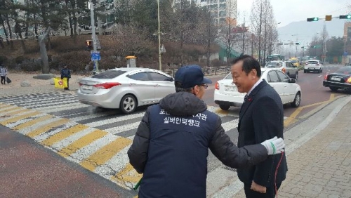 서장원 포천시장, 송우지역 초등학교 교통안전도우미 격려 방문