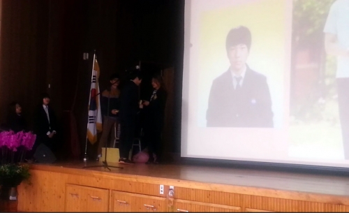 의미있게 변모하는 색다른 졸업식 모습