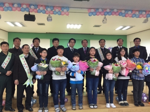 창수면청소년지도위원회, 창수초등학교 졸업생 전원 장학금 전달
