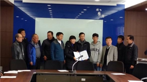 영중면 남·녀 새마을지도자협의회, 前협의회장 박선철씨에게 성금 전달