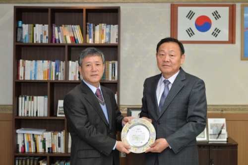 포천시, 송우고 제2대 최만식 교장선생님 퇴임 감사패 수여