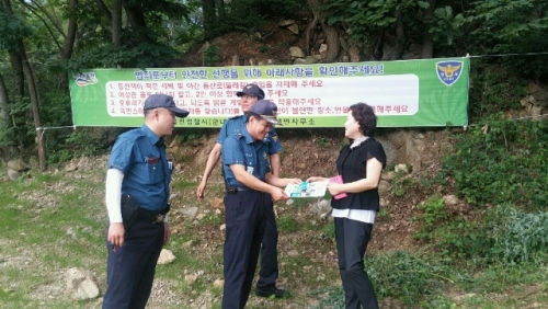 군내파출소, 등산로 여성범죄 예방 ‘안심호루라기’ 배부