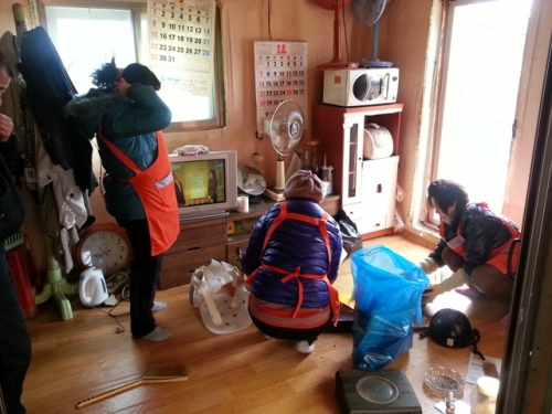 창수면 위기가구 청소지원 및 후원물품 전달