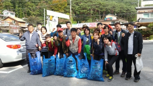 환경관리과, 명성산 등산로 쓰레기 내버려 둘 수 없었다 !