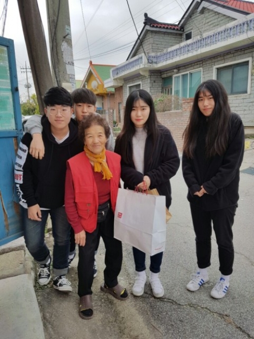 남부희망복지센터, 송우고 학생과 함께 독거노인을 위한 후원물품 전달