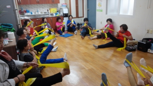 영북면 지역사회보장협의체, 행복나눔 치매예방 웃음치료 봉사 펼쳐