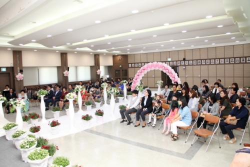 작은 결혼식에 참가할 예비부부를 모집합니다.