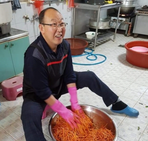앞치마를 두른 면장과 행복한 일동면
