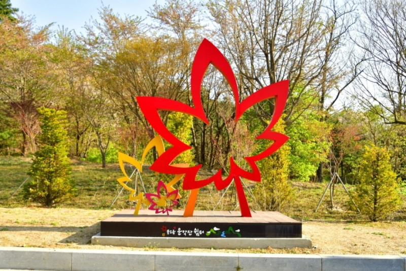 봄 진달래꽃이 반겨주는 포천 운악산
