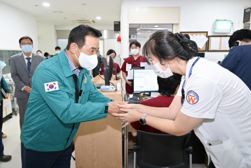 응급 의료 현장 점검 나선 백영현 포천시장, “시민 생명 최우선으로 진료에 만전 기해달라”