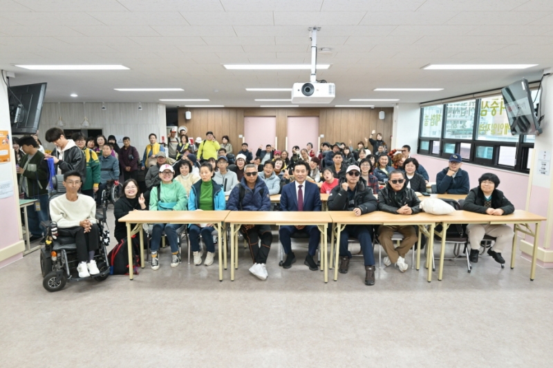 백영현 포천시장, ‘함께 여는 새날’ 장애인 야간학교 현장학습 격려