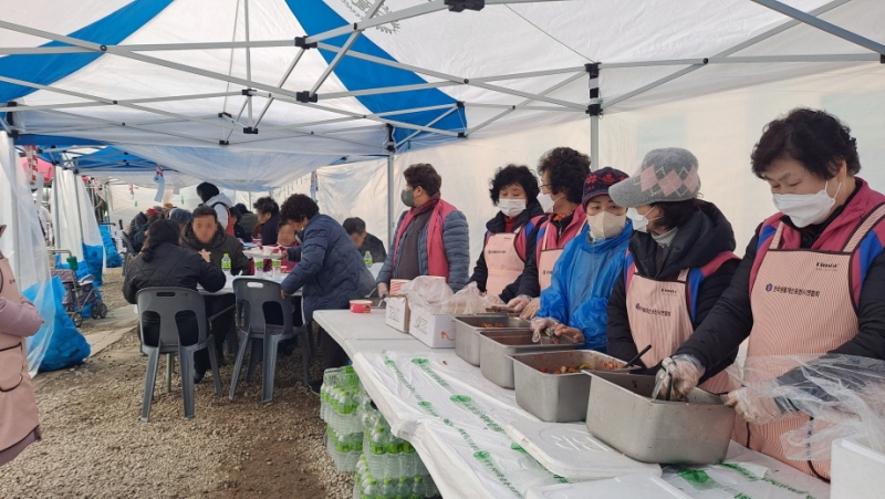 한국생활개선포천시연합회, 전투기 오폭 피해 현장서 급식 봉사...성금도 기탁