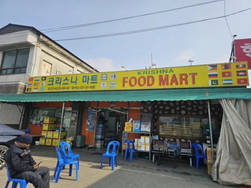 인도인 사장이 운영하는 ＇크리스나 푸드 마트＇…＇인도 카레＇, ‘인도위스키’ 판매, ＇사랑방＇ 역할도 톡톡히