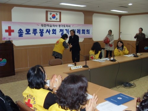 소흘읍, 솔모루 봉사회장에게 공로패를 전달