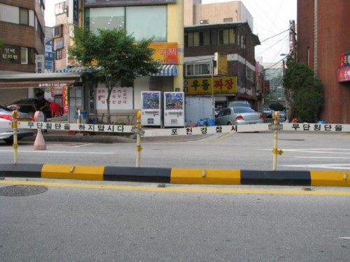 무단횡단을 막기 위한 도로 시설물까지 훼손해서야...