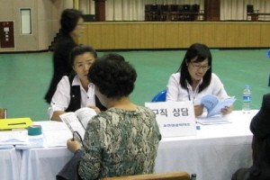 2012 포천시 채용박람회가 포천종합체육관에서 있었습니다.