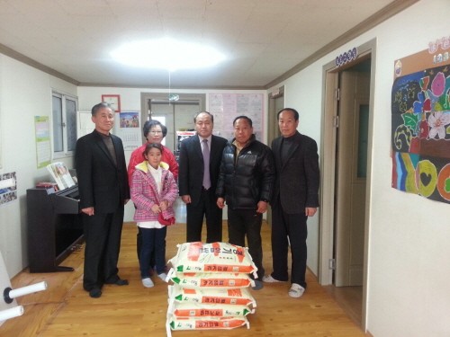 가산면주민자치위원회, 가산지역아동센터에 쌀 전달