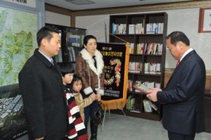 포천시, 다독자 가족 인증패 수여