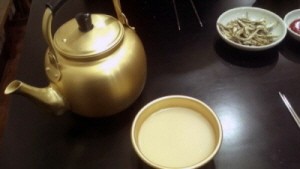 시원하게 만들어주는 막걸리와 두부김치.