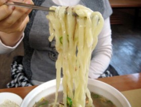 진한 국물맛이 땡길 때 꼭 한번 가보는 곳,<br>송우리 홍두깨 칼국수!
