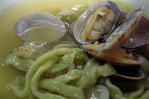 구수하고 감칠맛 나는 바지락국물 유명칼국수