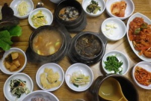 이보다 더 한국적인 식단은 없을 듯. 홍가네 우렁쌈밥집