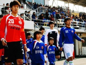 뜨거운 청주시민들의 축구열기에<br>제대로 힘 한번 못써보고 결국 무승부!