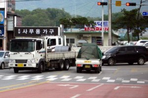 차량 정지선의 심한 돌출로 통행의 불편 초래
