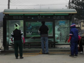 군내면 부녀회 새 봄맞이 버스승강장 물청소 실시